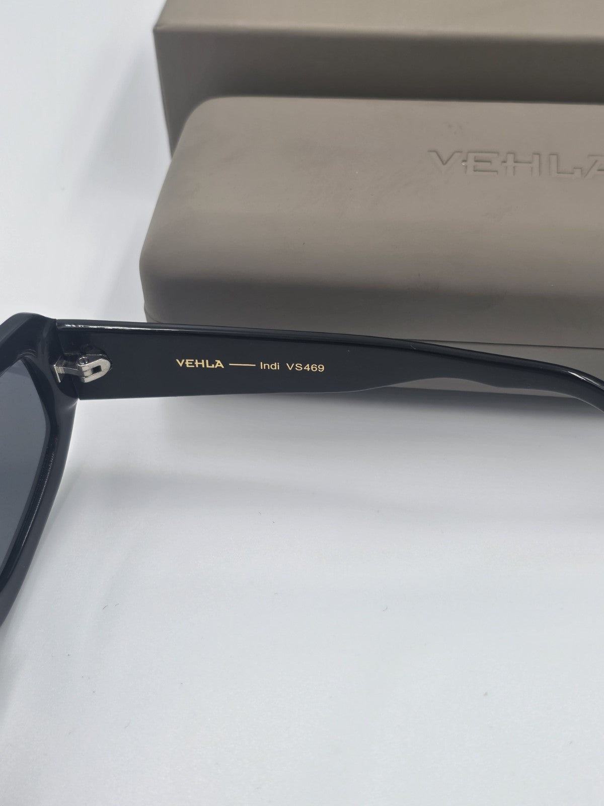 VEHLA Indi VS469 Black/Smoke Sunglasses